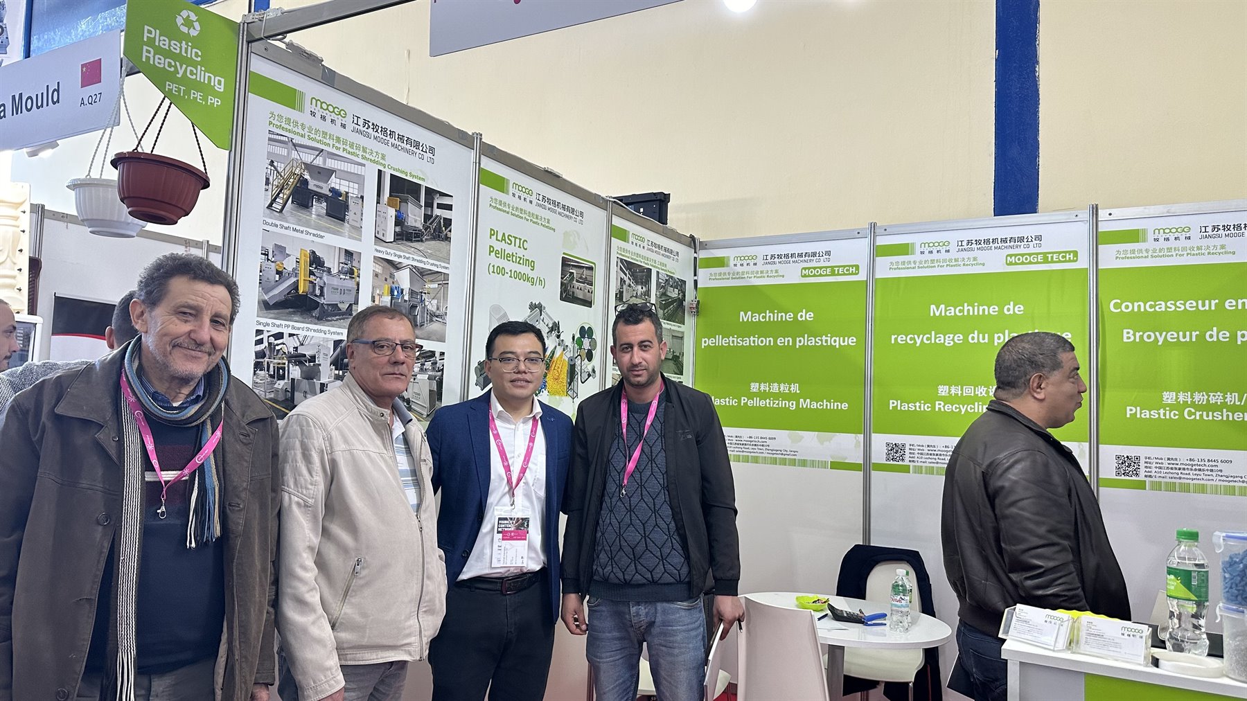 MOOGE booth with international customers at an exhibition