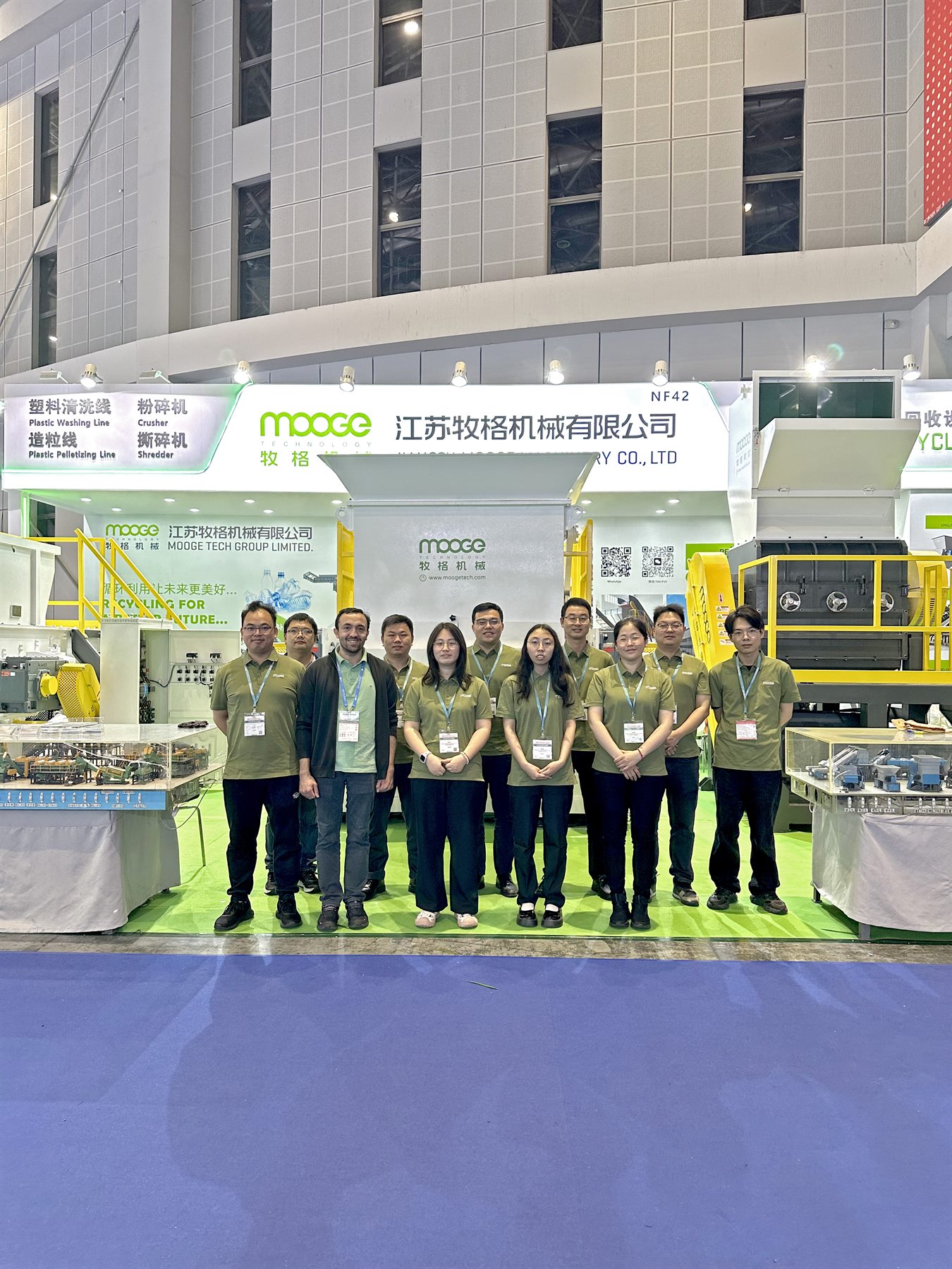MOOGE team group photo at the 2026 exhibition
