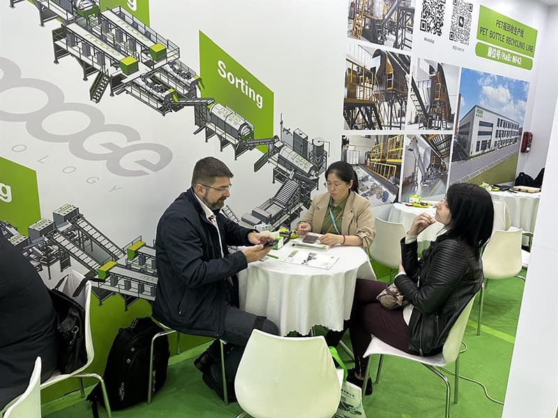 MOOGE team discussing recycling solutions with customers