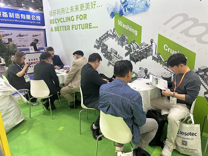 Customer consultation inside the MOOGE exhibition booth