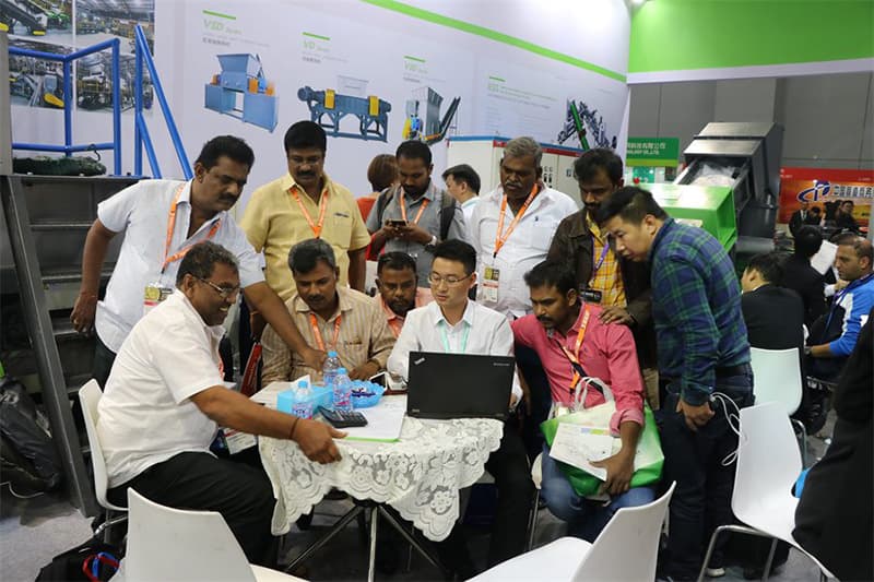 MOOGE engineer presenting project information to customers
