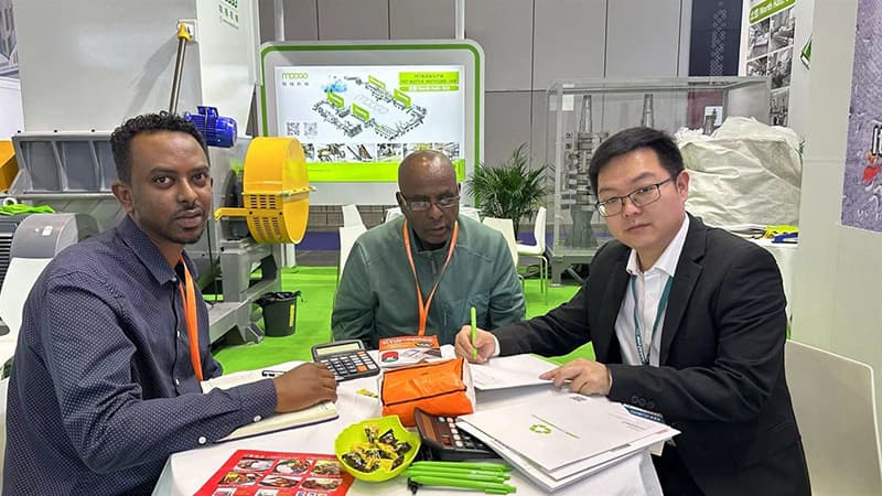 MOOGE team meeting customers at the exhibition booth