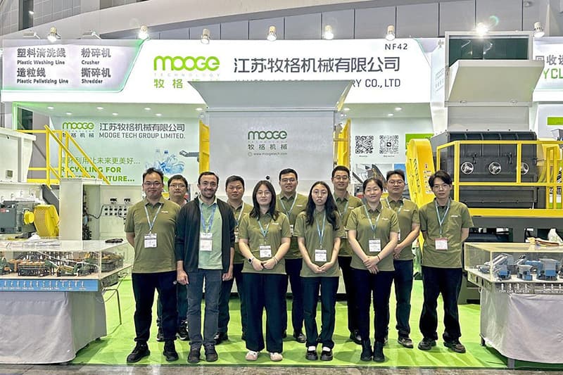 MOOGE team group photo at the 2026 exhibition